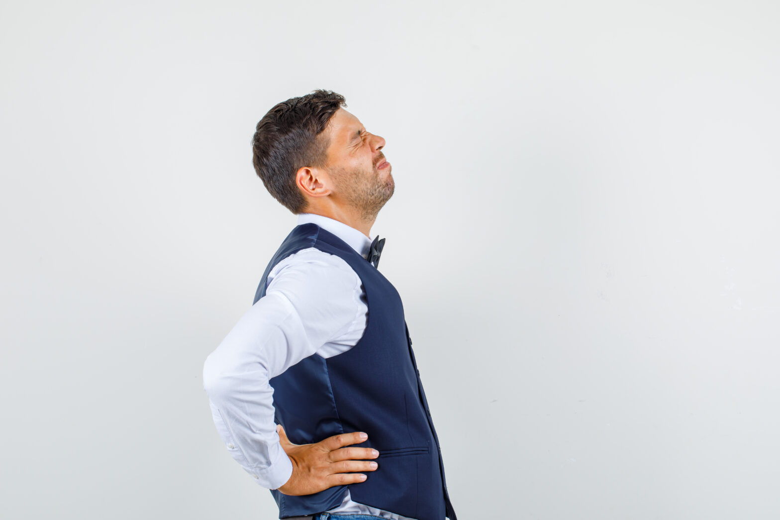 Physiotherapist assessing a patient with middle back pain on the right side in Barrhaven, Ottawa